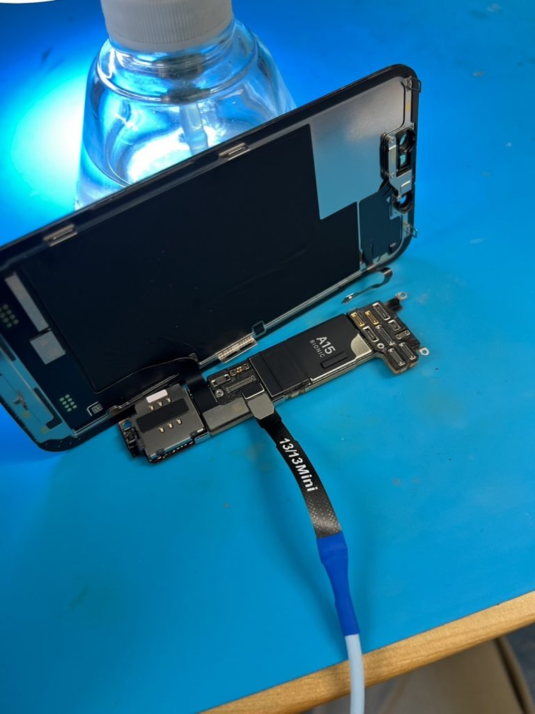 iPhone13mini基板のみで起動確認