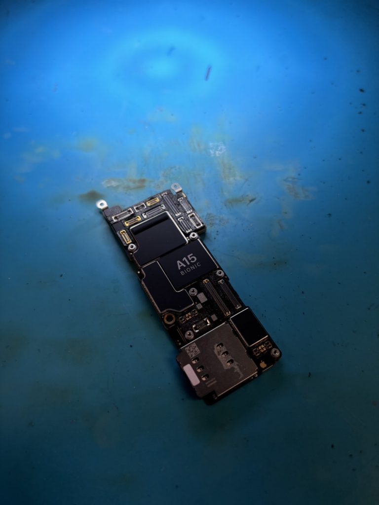 iPhone13Proメイン基板