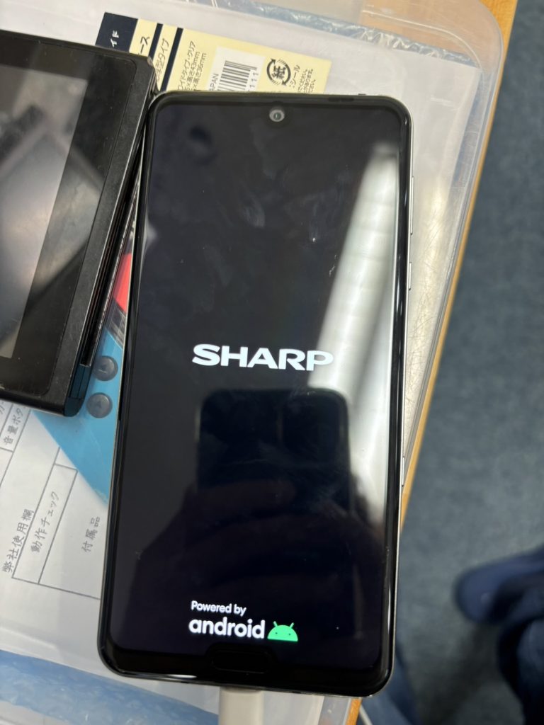 AQUOS R3ロゴマーク