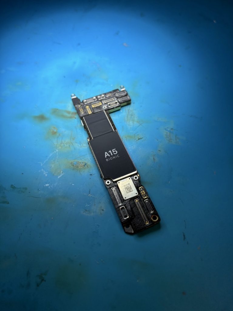 iPhone13基板