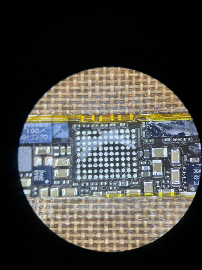 iPhone15Pro充電チップ取り外した状態