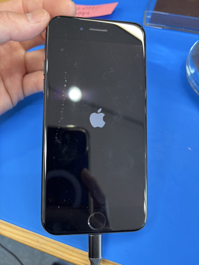 iPhoneSE3起動前