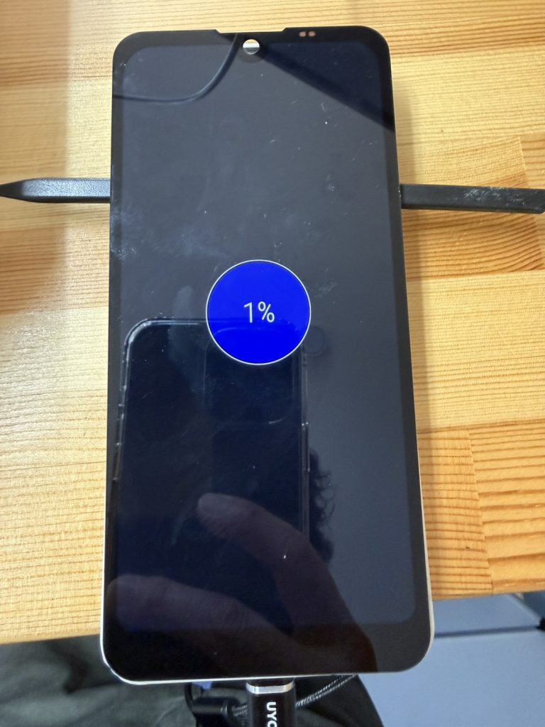 すると正常な電流変化が確認でき、無事にAQUOS wishが起動しました。