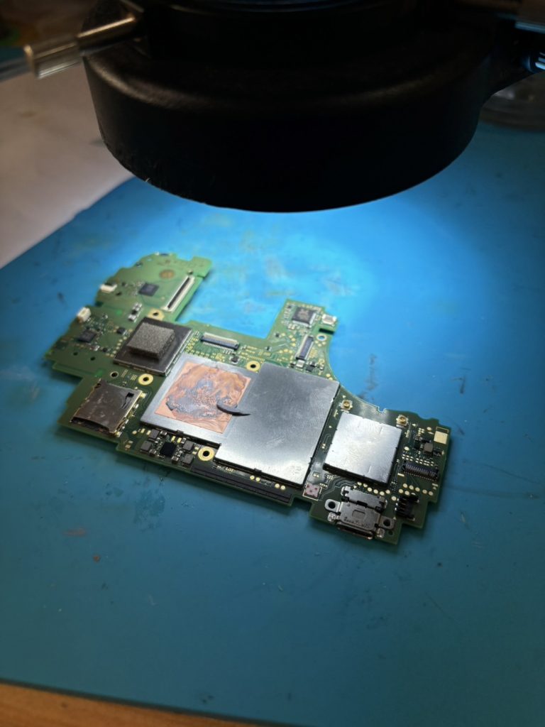 任天堂スイッチライト 修理中の故障switch基板修理修理店様からのご依頼