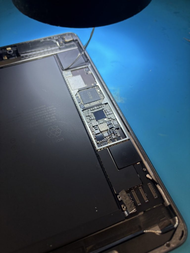 iPadmini5電源が入らなくなった「iPad基板修理」