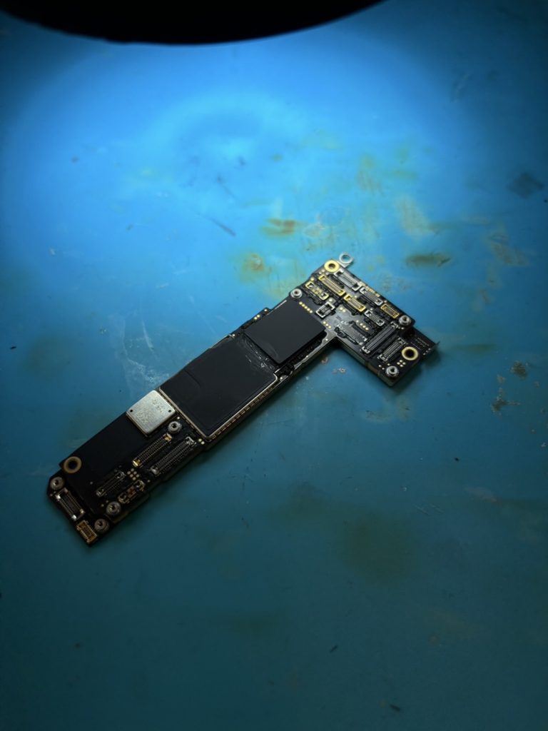 iPhone12突然電源がつかなくなった「iPhone基板修理」
