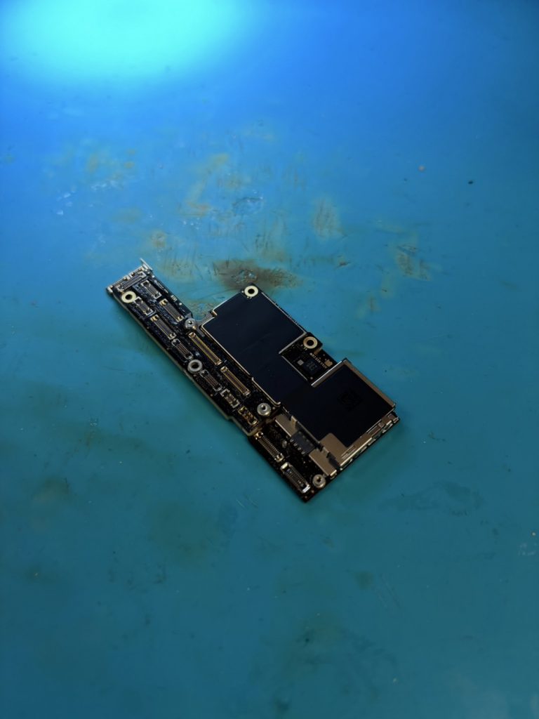 iPhoneXs起動しなくなった「iPhone基板修理」