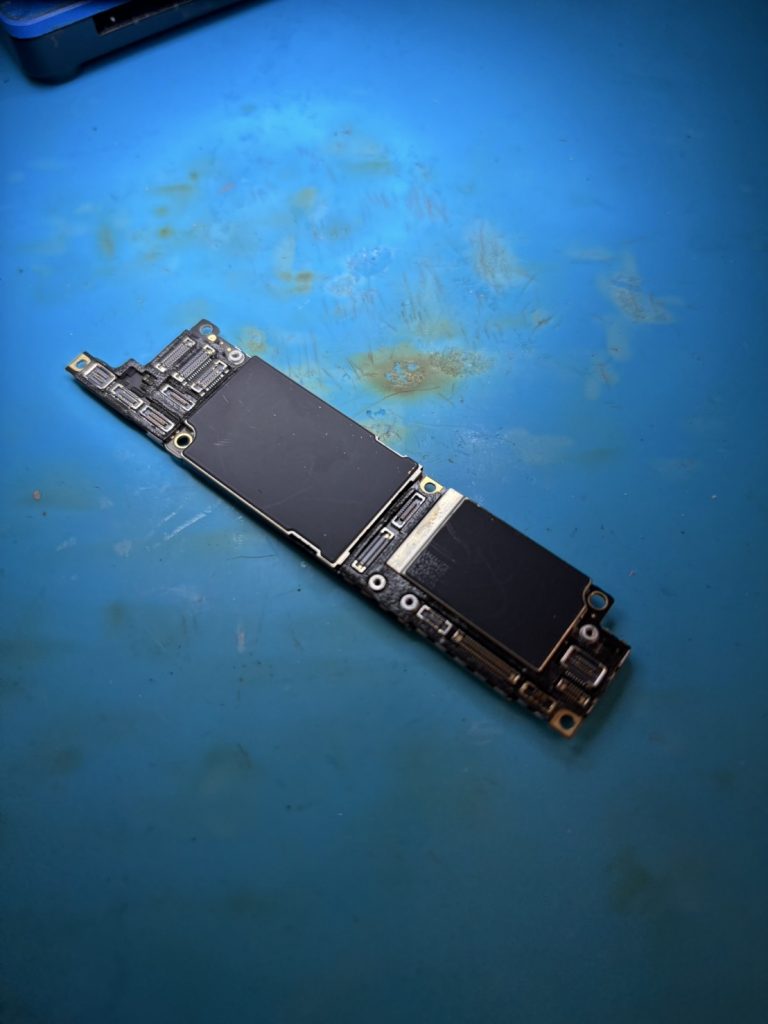 iPhoneXr突然電源がつかなくなった「iPhone基板修理」