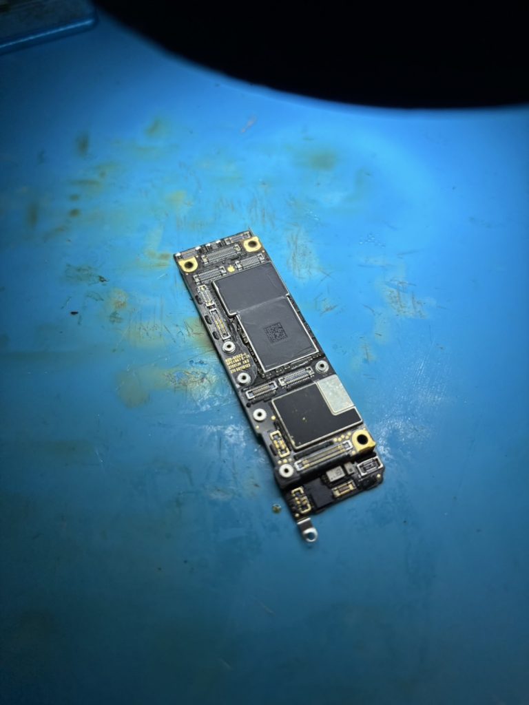 iPhone11画面表示がおかしい「iPhone基板修理」