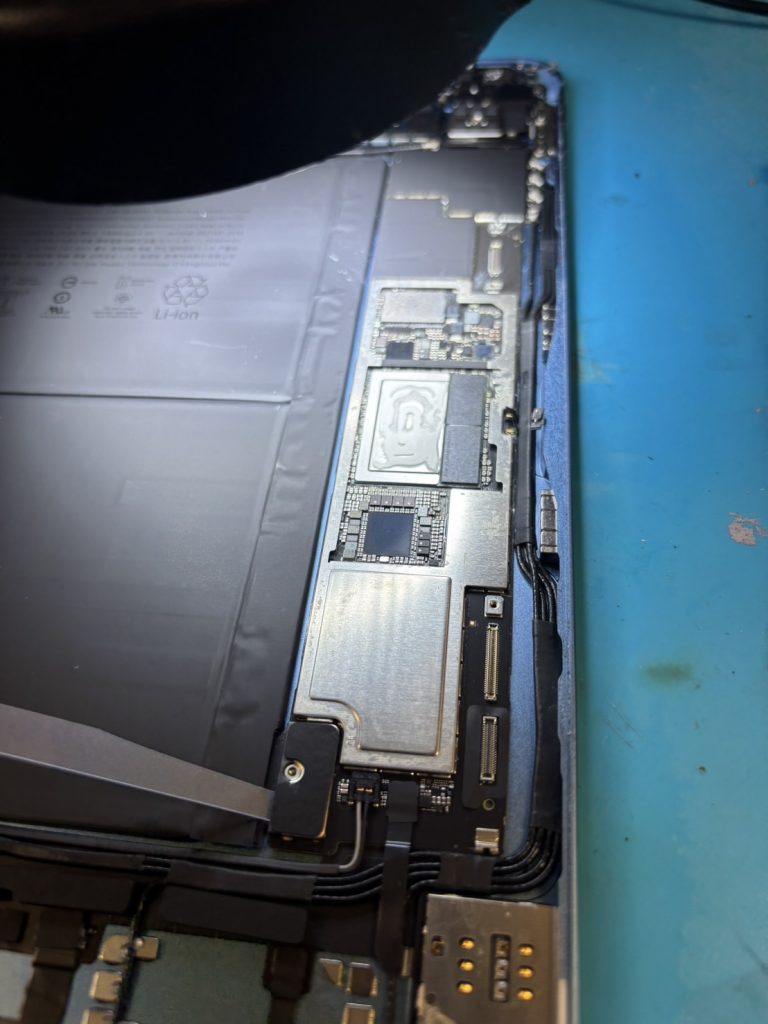 【iPad基板修理】水没iPad Air 5の完全復旧事例｜マイクロソルダリング技術による高度修理