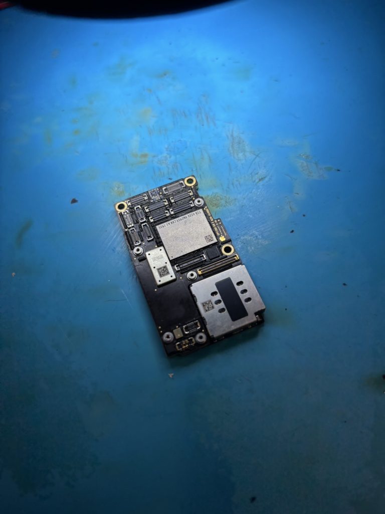 【iPhone基板修理】iPhone 11 Pro 3分再起動問題の完全解決｜二層基板剥離修理事例