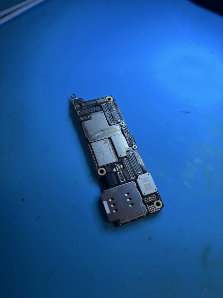 iPhone15Pro突発的起動不良の基板修理事例 – VDD-batteryラインショート復旧成功