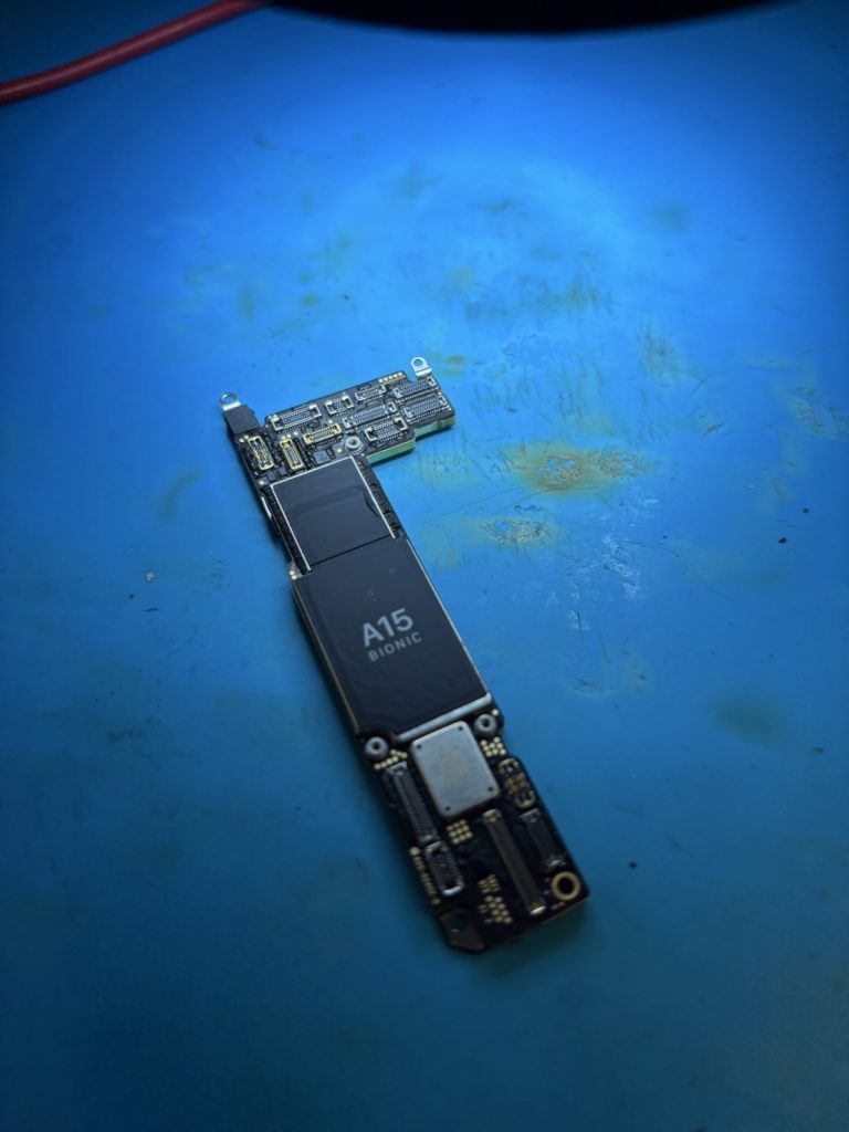 iPhone13 突発的起動不良から完全復旧！プロの基板修理技術者が解説する復旧事例
