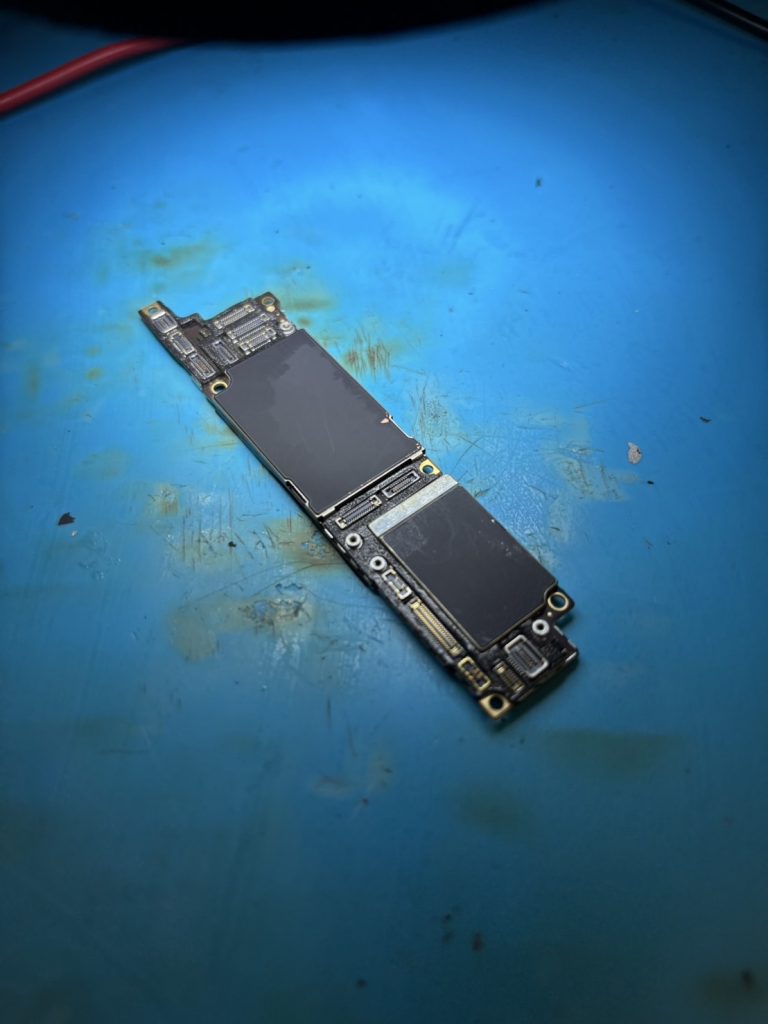 iPhoneXr突然の起動不良を解決！NAND近くのコンデンサショートによる基板修理事例