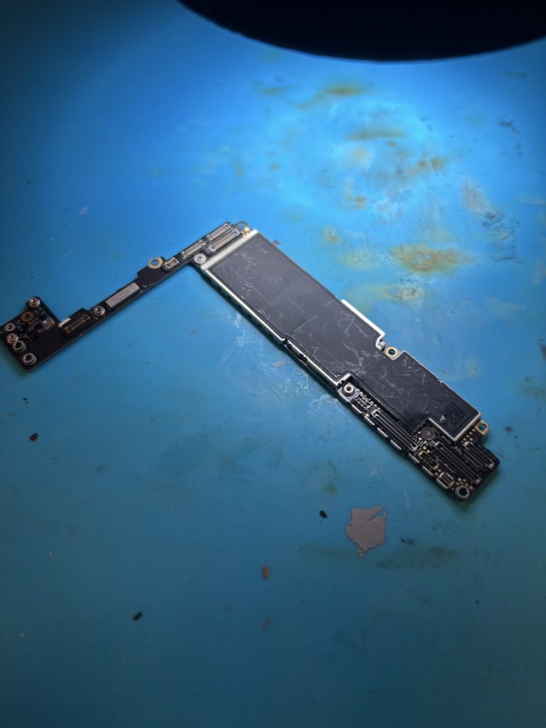 iPhone8Plus画面表示不良の基板修理事例 – 修理店様からのご依頼