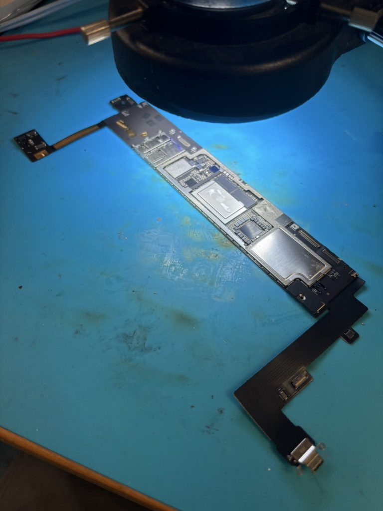 iPad Air 5 充電不良の修理事例 – 充電チップ交換で復旧成功