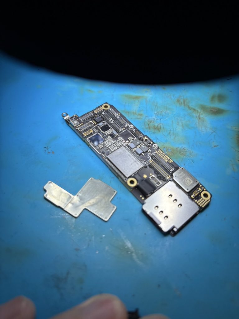 iPhone15Pro突発的起動不良の基板修理事例 – NANDチップ剥離による修復成功例