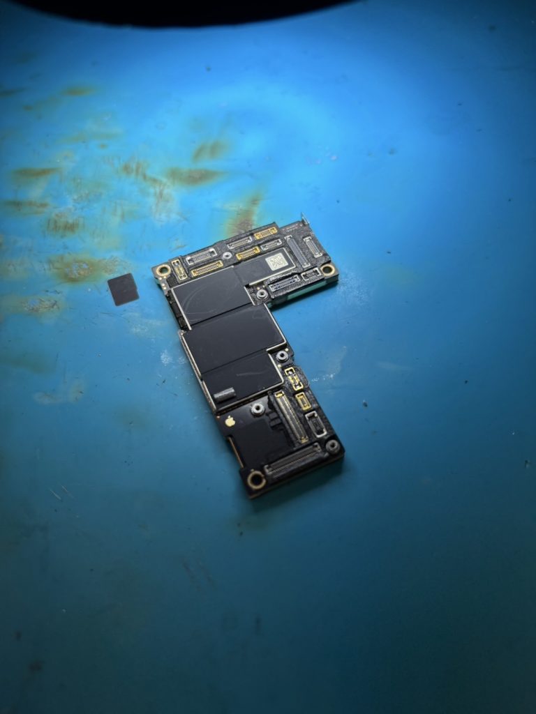 iPhone12ProMax突発的起動不良の基板修理事例 – データ復旧成功への道のり