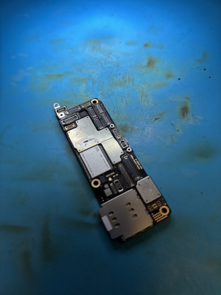 iPhone15ProMax 突然の起動不良を基板修理で復旧!データも無事救出【熊谷市ストックリペア修理事例】