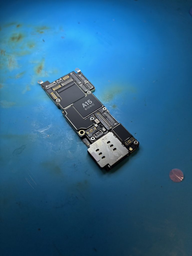 iPhone13Pro WiFi通信不良を基板修理で完全復旧!データもそのまま【埼玉県熊谷市 ストックリペア修理事例】
