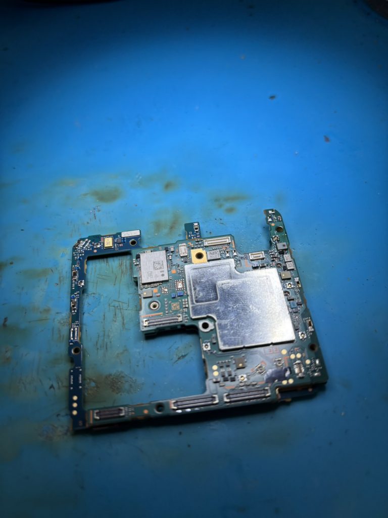 Xperia 5 Ⅲ 突発的起動不良の基板修理事例 – 2層基板の複合的故障をデータ復旧成功