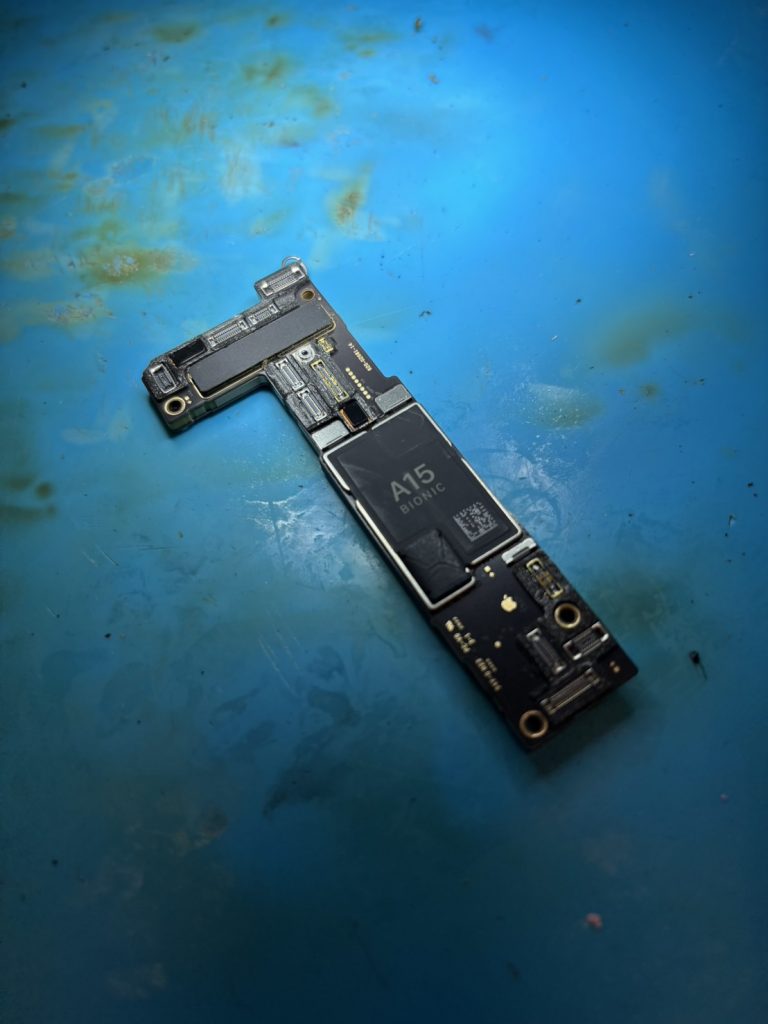 iPhone14起動不良の基板修理 – 落下衝撃によるオーディオチップ故障からのデータ復旧事例
