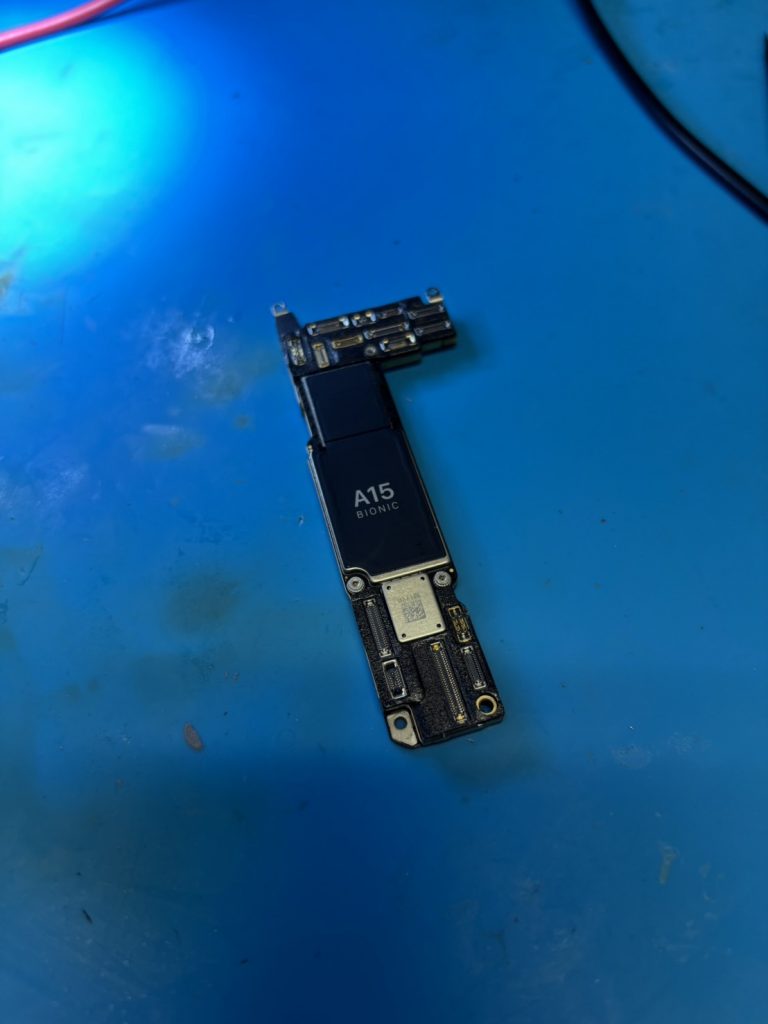 iPhone13突然の起動不良から大切なデータを救出！基板修理の現場レポート