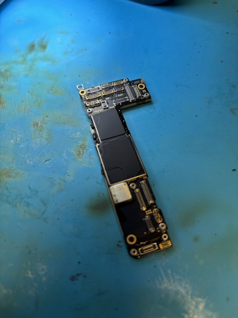 iPhone12のWi-Fi通信不良を基板修理で復旧!データ移行も無事完了【埼玉県熊谷市ストックリペア修理事例】