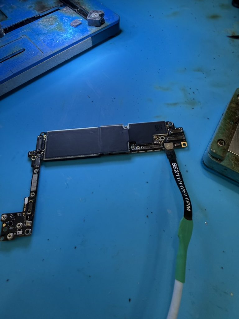 【iPhone基板修理】突然起動しなくなったiPhone SE(第2世代)をCPU移行でデータ復旧|埼玉県熊谷市ストックリペア