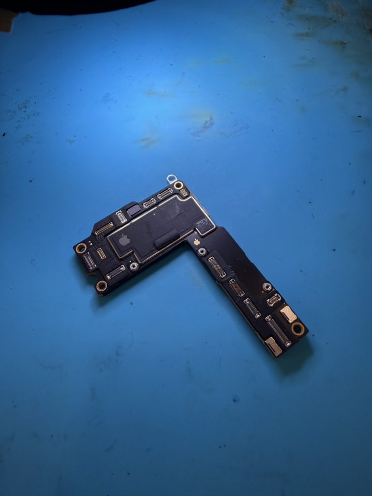【iPhone16 基板修理事例】電源が入らないiPhone16をCNC基板への移植で復活｜埼玉県熊谷市 ストックリペア